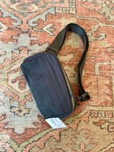 Load image into Gallery viewer, Waterproof workout fanny pack