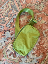 Load image into Gallery viewer, Waterproof workout fanny pack