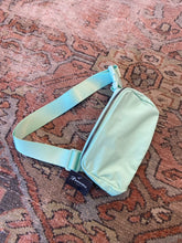 Load image into Gallery viewer, Waterproof workout fanny pack