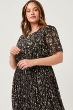 Load image into Gallery viewer, Plus Pleated Floral Midi Dress
