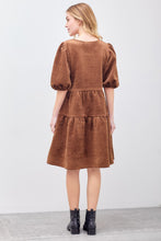 Load image into Gallery viewer, VELVET QUILTED TIERED BUBBLE SLEEVE DRESS
