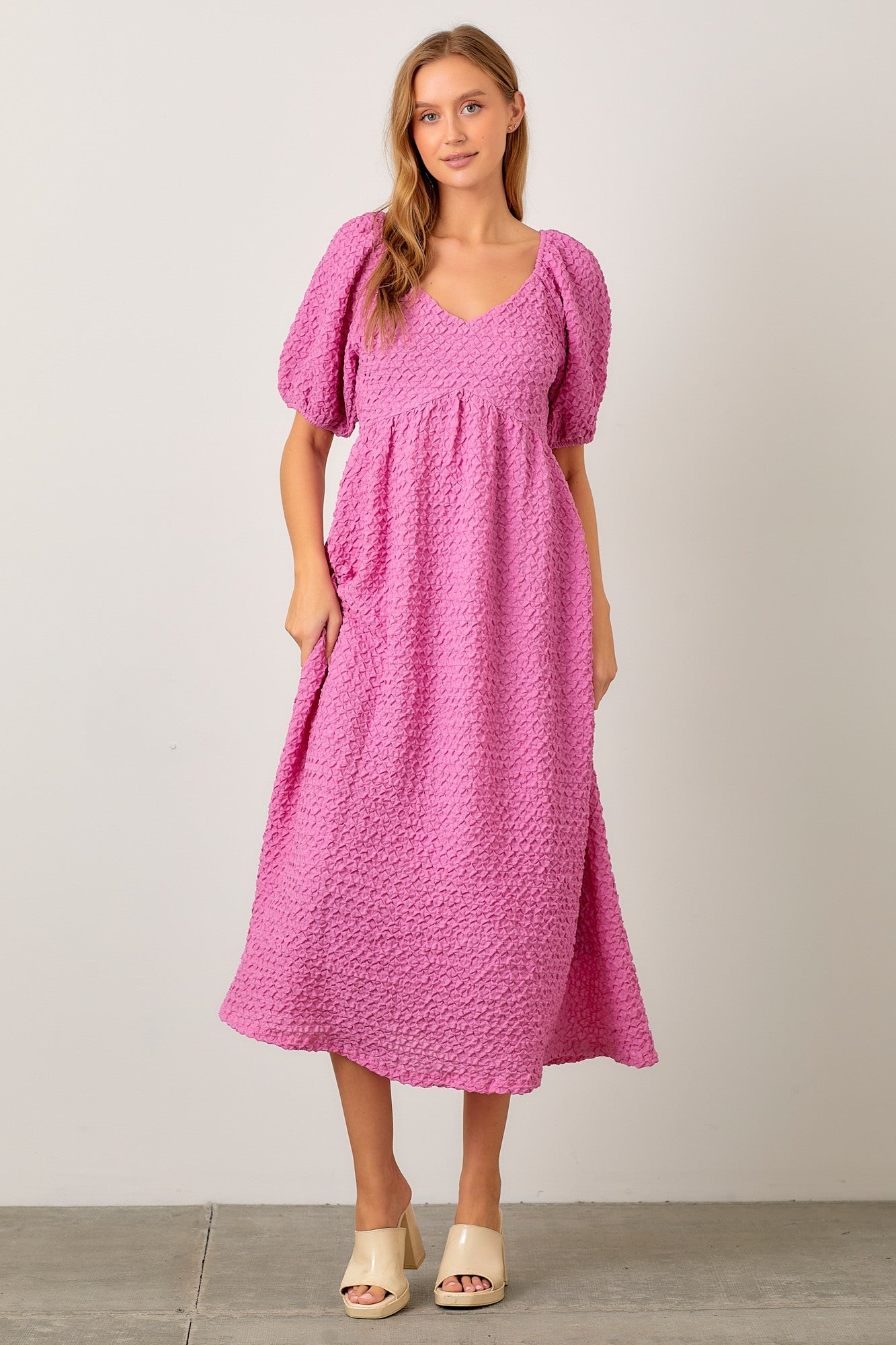 TEXTURED WOVEN PUFF SLEEVE MIDI DRESS