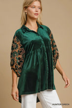Load image into Gallery viewer, Floral Lace Contrast Velvet Tunic
