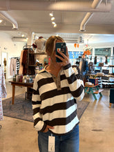 Load image into Gallery viewer, Striped Contrast Collar Polo Tee
