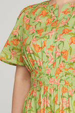 Load image into Gallery viewer, PLUS SHORT SLEEVE WOVEN FLORAL PRINT TIE
