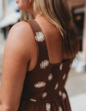 Load image into Gallery viewer, Seashell Print Button Down Sleeveless Mi
