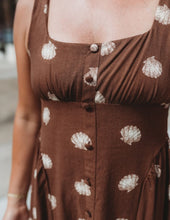 Load image into Gallery viewer, Seashell Print Button Down Sleeveless Mi
