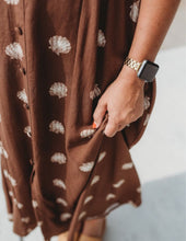 Load image into Gallery viewer, Seashell Print Button Down Sleeveless Mi
