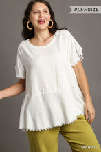 Load image into Gallery viewer, PLUS Linen Short Sleeve Top with Frayed
